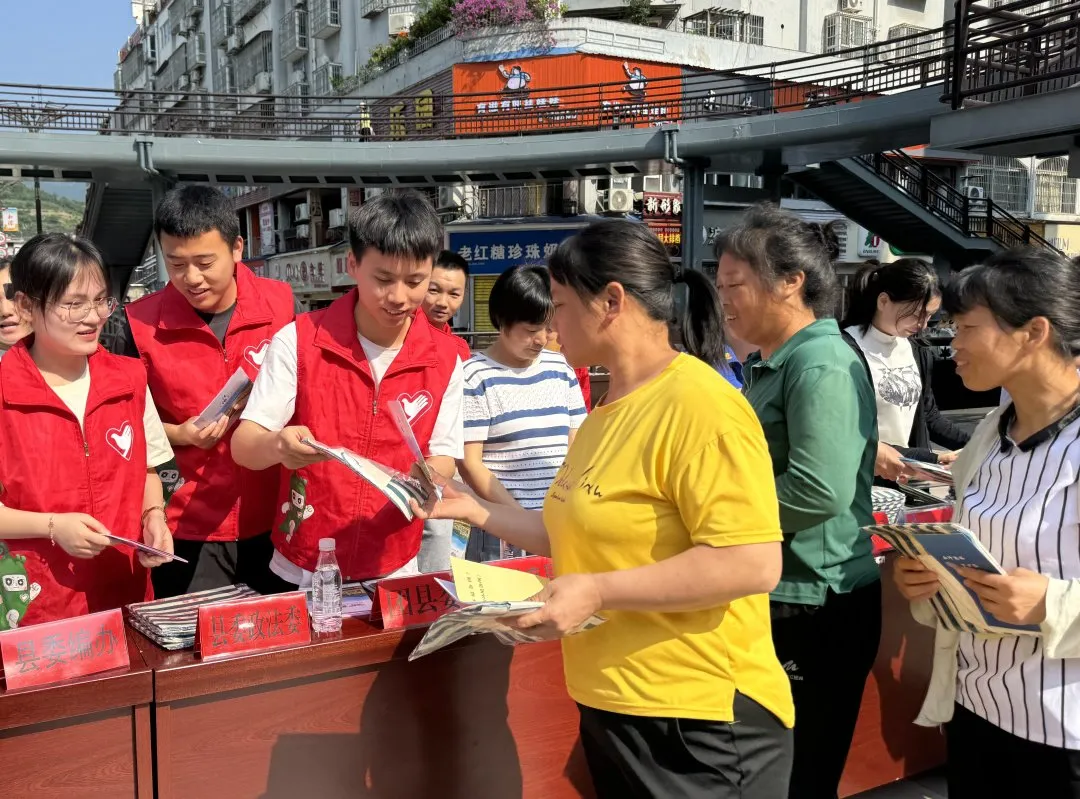 12355与你同行 | 团石阡县委开展“12355·‘典’亮青春·护航成长”青少年民法典宣传活动
