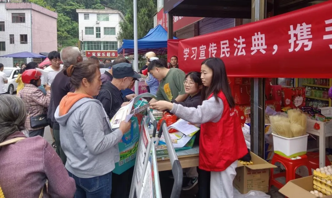 “典”亮青春，护航成长｜铜仁共青团开展民法典宣传月系列活动