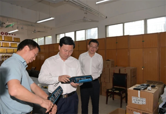 穆嵘坤督导检查高考筹备工作