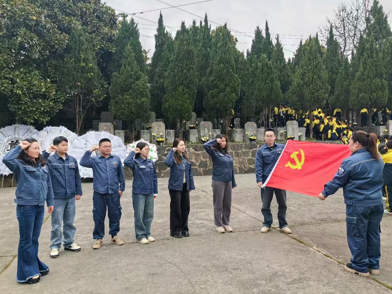 “缅怀先烈志 丰碑励青春”