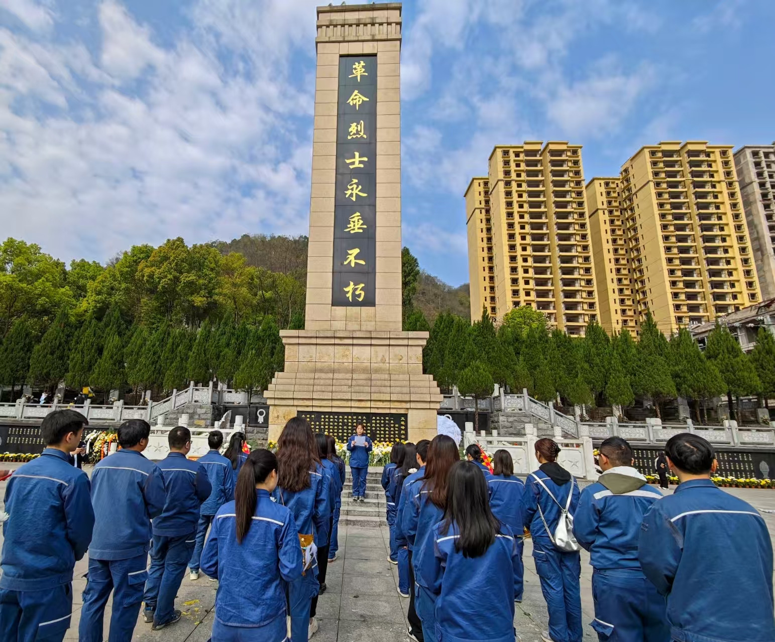 “缅怀先烈志 丰碑励青春”