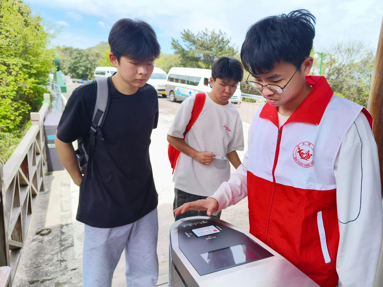 山与城的约定：铜仁公益人五一梵净山“守护”记