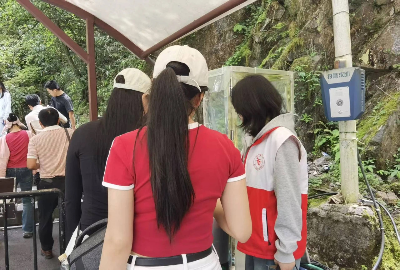 山与城的约定：铜仁公益人五一梵净山“守护”记