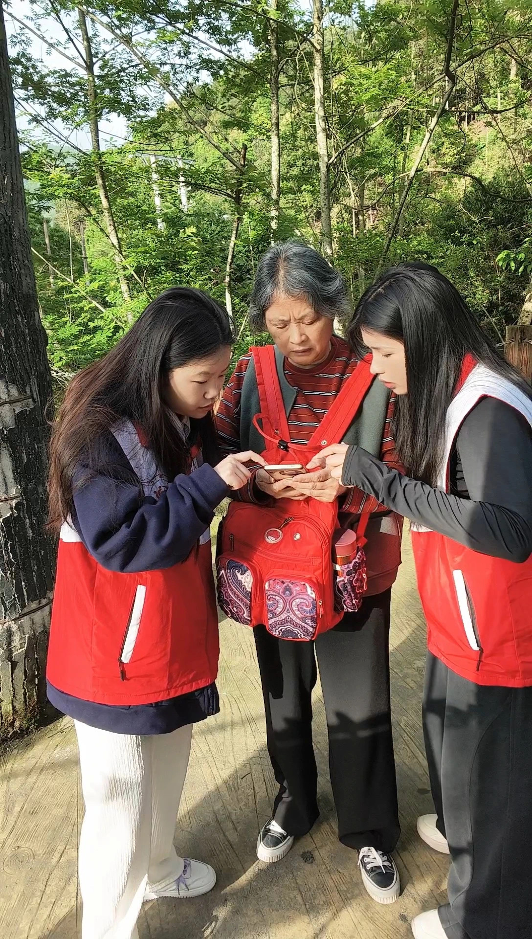 山与城的约定：铜仁公益人五一梵净山“守护”记