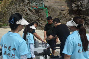 科技赋能新农潮：铜仁幼专学子“三下乡”观摩实操无人机，体验农业新科技