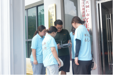 科技赋能新农潮：铜仁幼专学子“三下乡”观摩实操无人机，体验农业新科技
