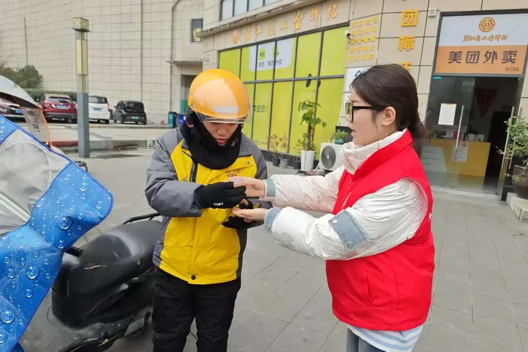 共青团志愿服务温暖新职业人群