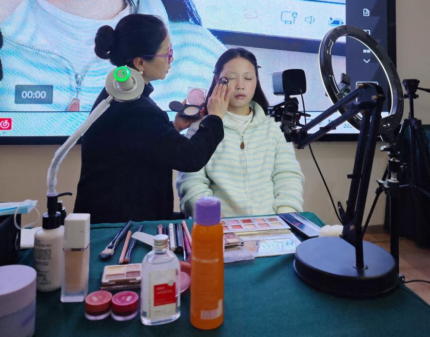 青年夜校 | “妆”点青春，遇见更美的自己！