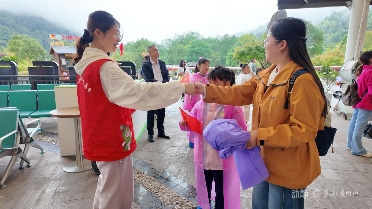 贵州铜仁：“小青椒”志愿者热情服务点亮假日“志愿红”